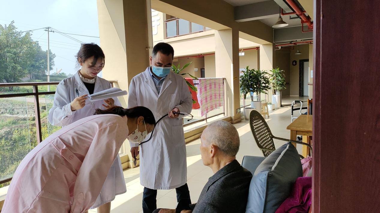 为什么越来越多的老人愿意去养老院养老？