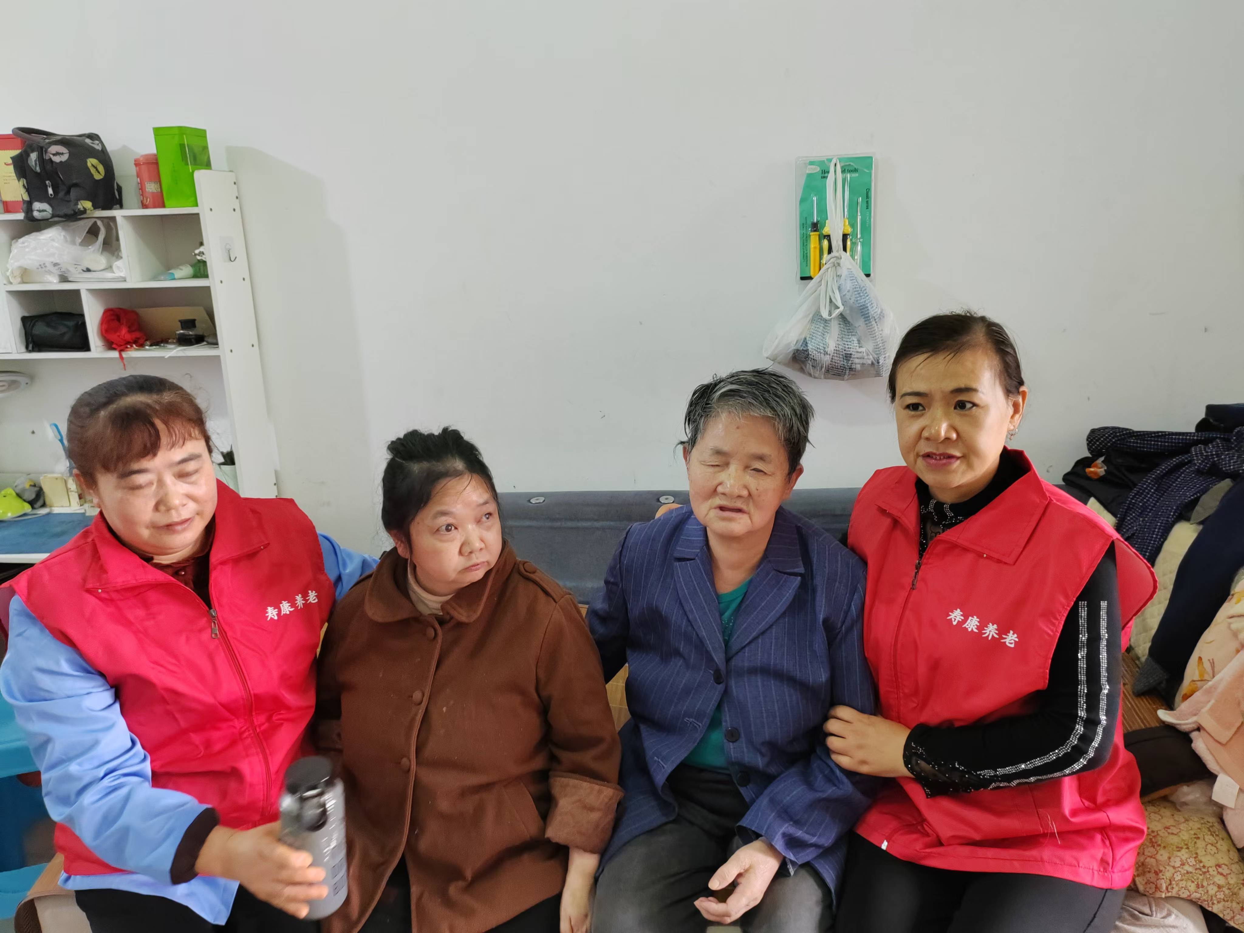 关爱失明老人，传递温暖力量